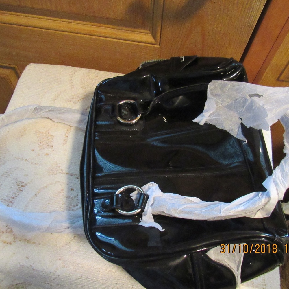JB564.  Beautiful Black Shiny Purse